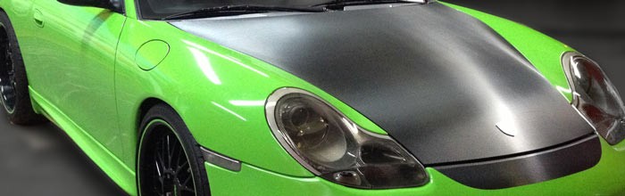 绿色和碳色包贴汽车